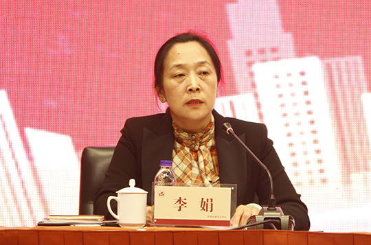 河南省建筑業(yè)協(xié)會(huì )常務(wù)副會(huì )長(cháng)兼秘書(shū)長(cháng)李娟作工作報告