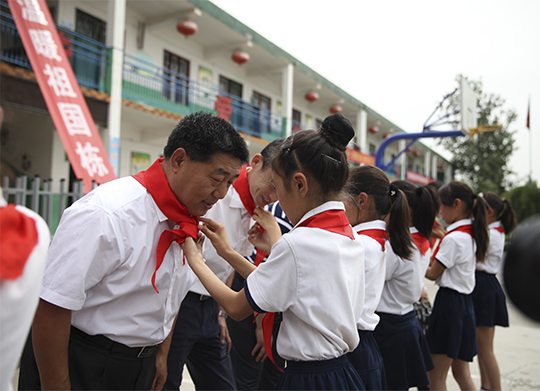 學(xué)生為領(lǐng)導系紅領(lǐng)巾表達感恩之心