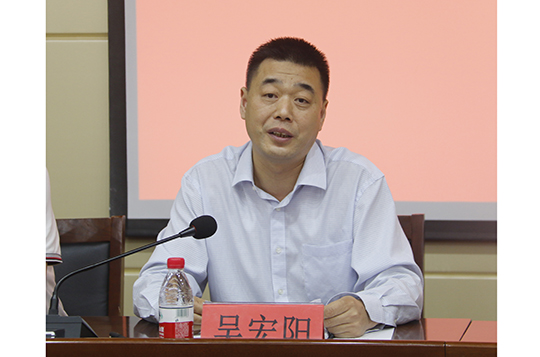 鄭州大學(xué)副校長(cháng)、校體委主任吳宏陽(yáng)在儀式上致辭