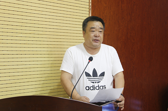鄭大足球隊教練代金明在儀式上對我公司的捐助表示感謝