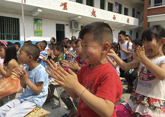 活動(dòng)現場(chǎng)孩子們激動(dòng)的笑臉