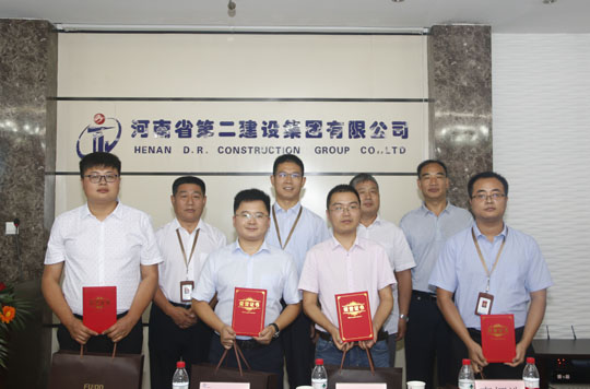 與會(huì )領(lǐng)導為“最佳分享獎”獲得者頒發(fā)榮譽(yù)證書(shū)和獎品