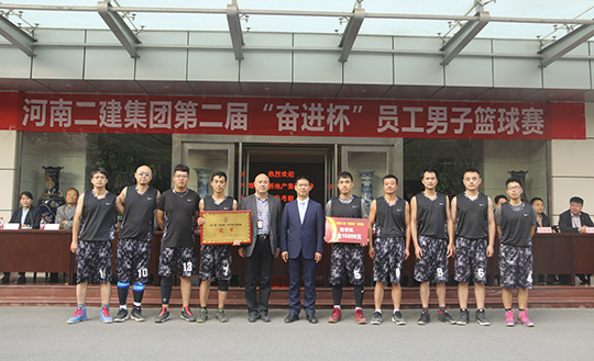 集團公司領(lǐng)導與冠軍團隊合影留念