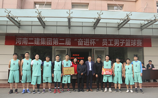 集團公司領(lǐng)導與亞軍團隊合影留念