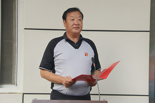 裁判組組長(cháng)葉青林宣布比賽成績(jì)