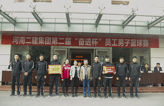 集團公司領(lǐng)導與組織獎團隊合影留念
