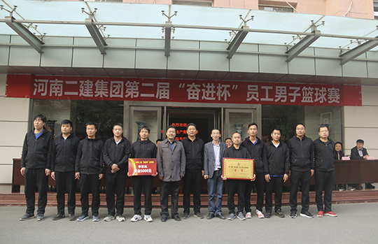 集團公司領(lǐng)導與季軍團隊合影留念
