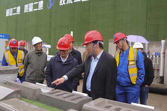 河南省住建廳副廳長(cháng)鞏魁生、建管處處長(cháng)千戰應、副處長(cháng)郭歌舞視察現場(chǎng)