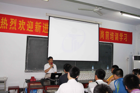 公司有關(guān)專(zhuān)業(yè)人員在為大學(xué)生講課