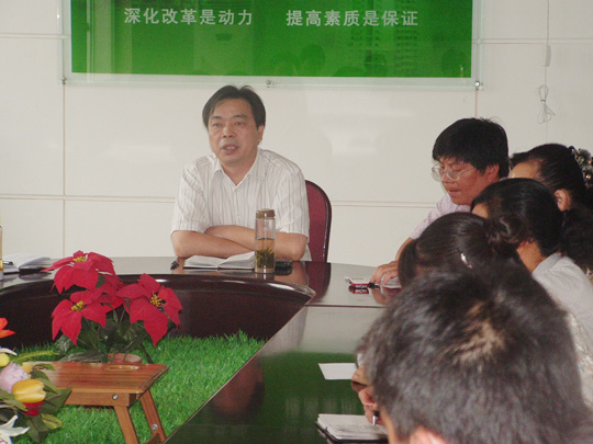 分公司經(jīng)理海文偉在會(huì )上向新學(xué)生提出希望和要求
