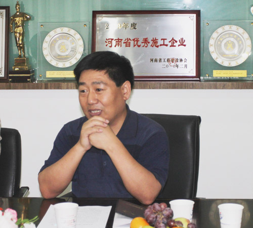 公司黨委書(shū)記張會(huì )民在會(huì )上講話(huà)