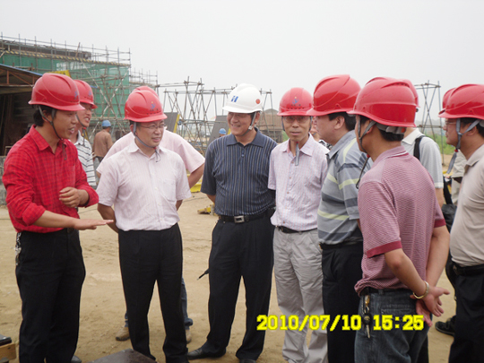 公司董事長(cháng)黃道元等領(lǐng)導陪同兩家企業(yè)領(lǐng)導在現場(chǎng)參觀(guān)考察