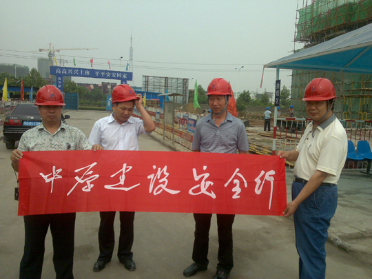 來(lái)訪(fǎng)領(lǐng)導與公司副總工李新惠合影留念