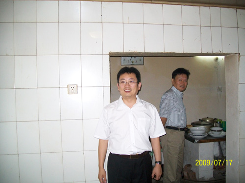公司領(lǐng)導在職工食堂檢查指導工作