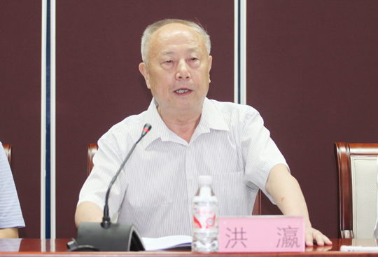 河南省建筑業(yè)協(xié)會(huì )會(huì )長(cháng)洪瀛在會(huì )上講話(huà)
