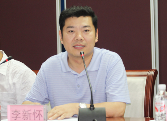 河南省住房和城鄉建設廳建管處處長(cháng)李新懷在會(huì )上講話(huà)