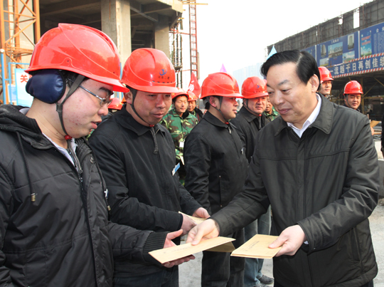 陳海勤副廳長(cháng)向現場(chǎng)農民工發(fā)放慰問(wèn)金