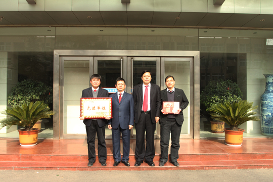 董事長(cháng)黃道元、總經(jīng)理牛小昌和第七分公司有關(guān)領(lǐng)導合影留念