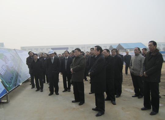張大衛副省長(cháng)在觀(guān)看友旺科技手機產(chǎn)業(yè)園規劃圖