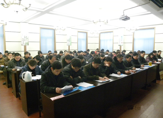 參加會(huì )議的分公司員工