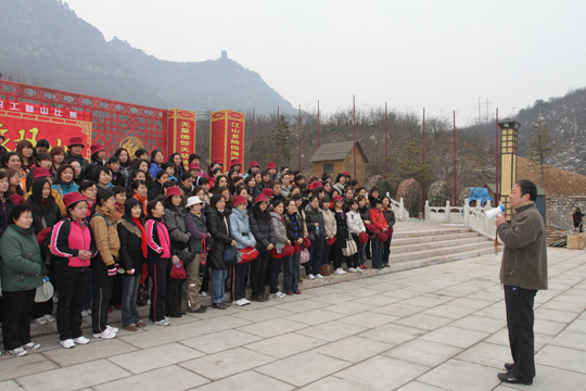 工會(huì )主席翟武漢在登山前發(fā)表熱情洋溢的講話(huà)