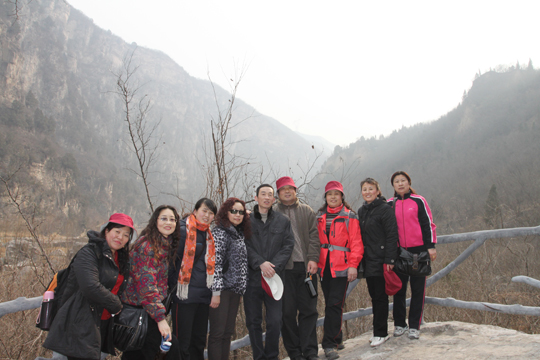 集團公司領(lǐng)導和女員工登山途中合影