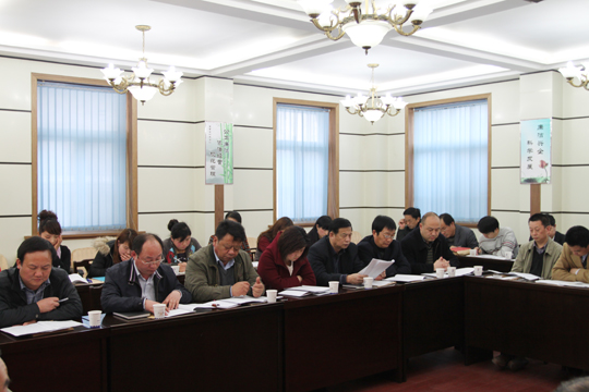 參會(huì )人員認真聽(tīng)取報告