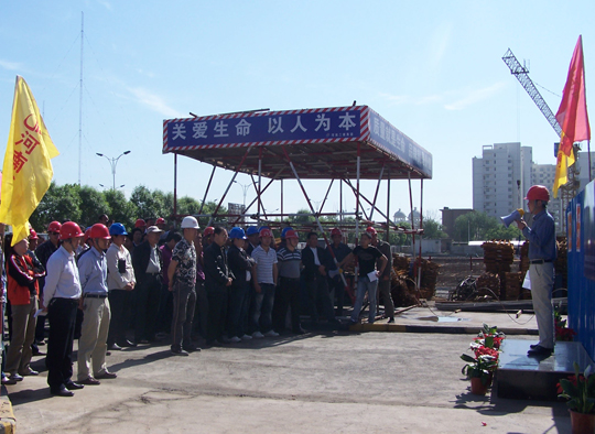 50多家建筑單位代表在現場(chǎng)觀(guān)摩學(xué)習