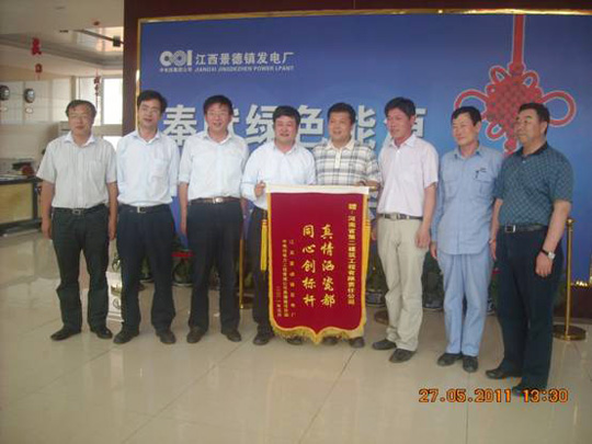 集團公司副總經(jīng)理崔向軍代表公司接受錦旗并與甲方領(lǐng)導合影