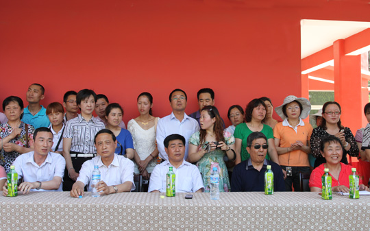 集團公司領(lǐng)導與小朋友們歡度節日