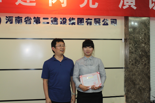 公司董事長(cháng)黃道元和一等獎獲獎選手合影