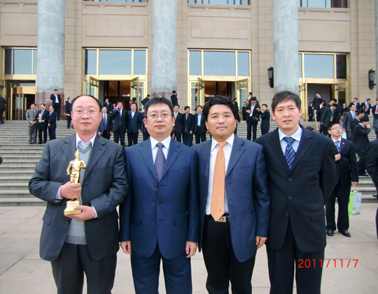 董事長(cháng)黃道元和總工程師王慶偉、項目經(jīng)理雒加巖、李海峰在人民大會(huì )堂前合影