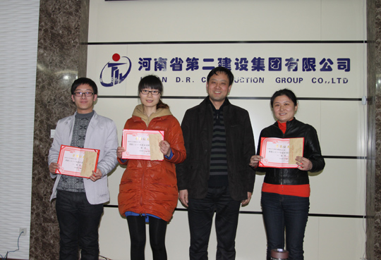 公司領(lǐng)導與一等獎獲得者合影