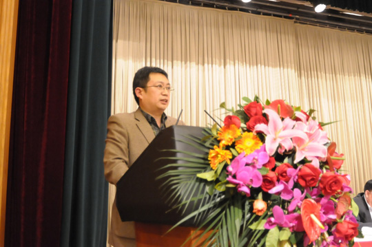 董事長(cháng)黃道元代表地方施工企業(yè)同與會(huì )人員交流