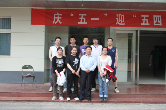 集團公司黨委書(shū)記張會(huì )民和新鄉辦公區冠軍隊合影