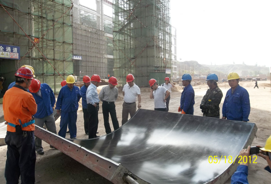 董事長(cháng)一行察看清水川電廠(chǎng)空冷柱施工模板工藝
