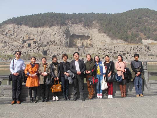 第八分公司、鄭州分公司聯(lián)合組織女工到洛陽(yáng)龍門(mén)石窟和白馬寺游覽