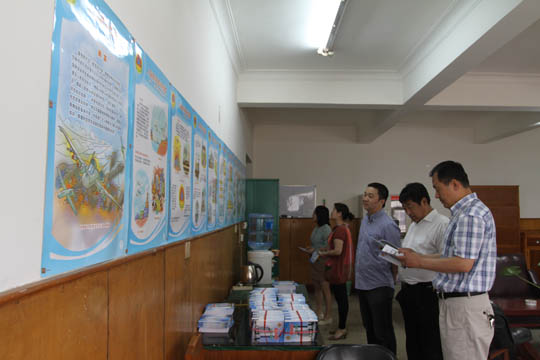 演練前集團公司機關(guān)及各單位員工學(xué)習防空、防災知識