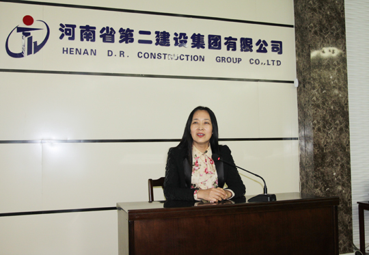 河南省建筑業(yè)協(xié)會(huì )秘書(shū)長(cháng)李娟發(fā)表講話(huà)