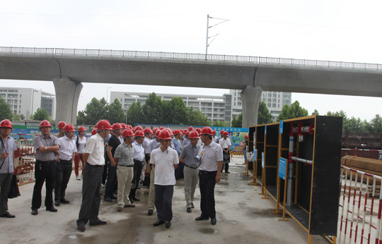 與會(huì )人員在建設大廈參觀(guān)施工現場(chǎng)（水電安裝施工樣板）