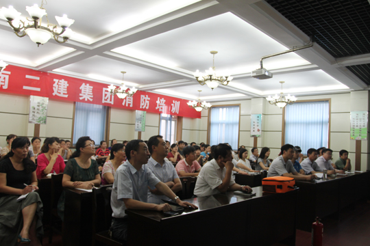 與會(huì )人員專(zhuān)心聽(tīng)講