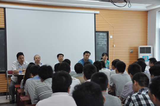 公司領(lǐng)導參加新員工培訓會(huì )，對新員工提出要求和希望