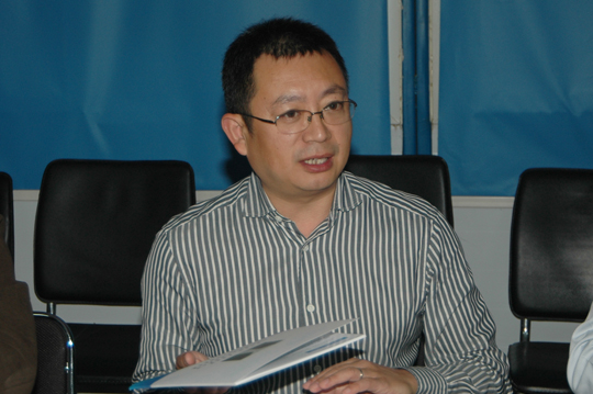 董事長(cháng)對項目部編制的鋼結構施工畫(huà)冊表示贊揚
