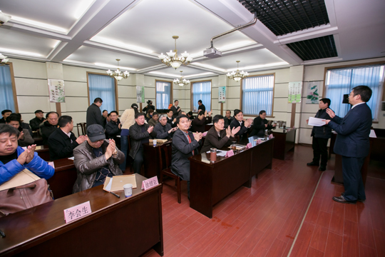 股東熱烈鼓掌通過(guò)各項決議