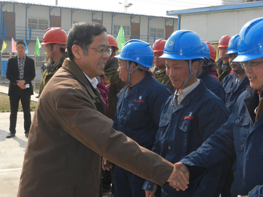 葉主席慰問(wèn)一線(xiàn)工人