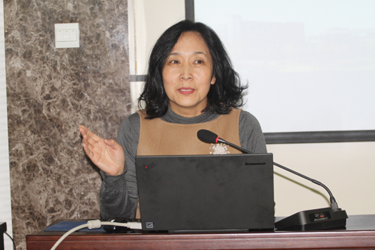 河南省建筑業(yè)協(xié)會(huì )副會(huì )長(cháng)李娟講話(huà)