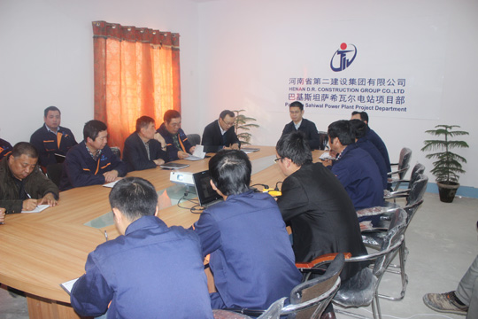 在項目部會(huì )議室與員工親切交談 