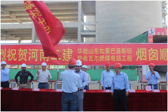 薩希瓦爾市長(cháng)阿西夫先生親自為項目部授旗