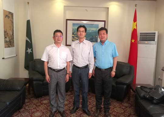 董事長(cháng)、崔總與中國駐拉合爾總領(lǐng)事館王大學(xué)領(lǐng)事合影