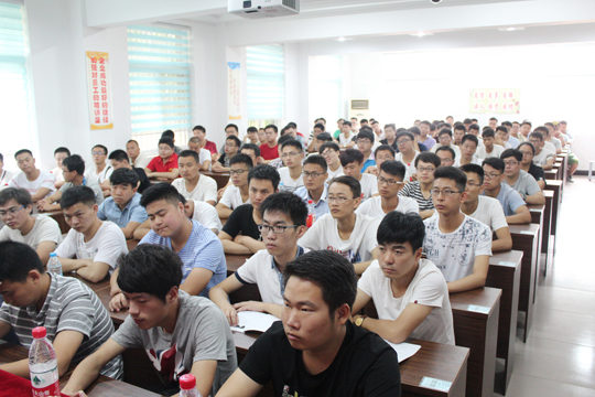 參加培訓的新進(jìn)大學(xué)生